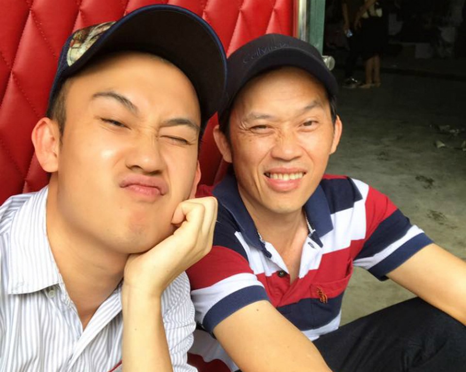 Tự Long làm thơ... xin lỗi vợ, Hà Hồ phủ nhận “cạch mặt” Mr Đàm - 10 Dương Triệu Vũ khoe ảnh tự sướng với anh trai là nghệ sĩ Hoài Linh. Anh viết: Có ông anh nổi tiếng là đẹp trai thích thiệt. Ông Tư và ông Bảy.