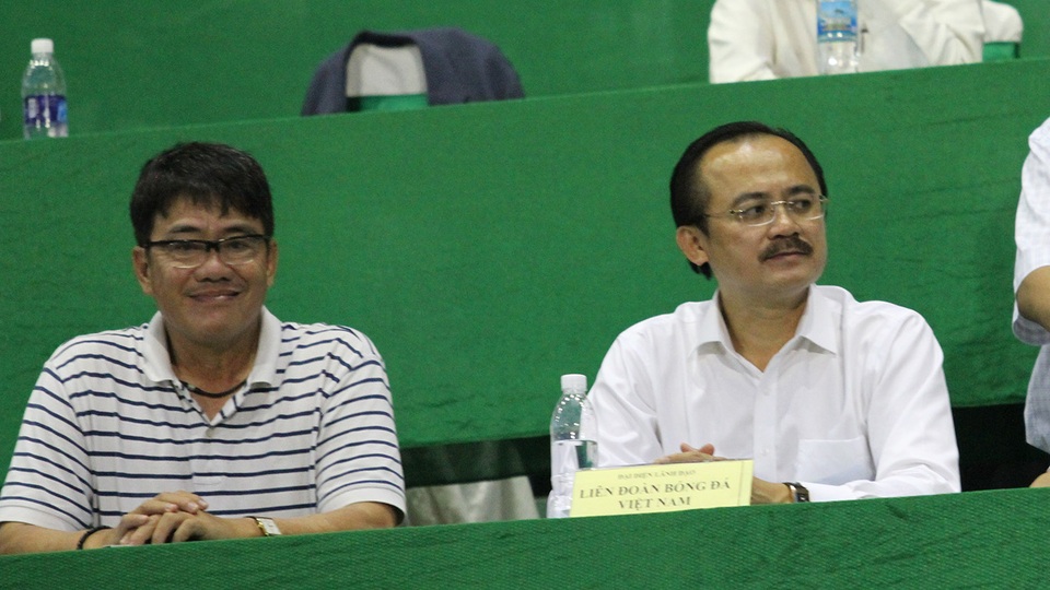 Cựu trưởng Ban trọng tài Dương Vũ Lâm (trái) khi còn tại vị sẵn sàng nhận xét các trọng tài hoàn thành hay không hoàn thành nhiệm vụ trong các trận đấu cụ thể (ảnh: Trọng Vũ)