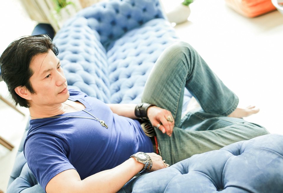 Bebe Phạm - Dustin Nguyễn “khoe” hạnh phúc trong tổ ấm sang trọng bậc nhất Sài Gòn - 1 Dustin Nguyễn luôn cảm thấy hạnh phúc khi có được một người vợ như Bebe Phạm.