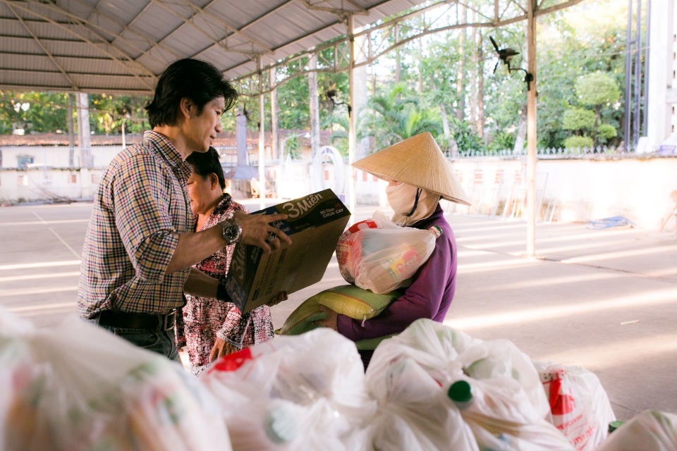 Đạo diễn Dustin Nguyễn cùng bố mẹ vợ trao quà người nghèo - 3 Đạo diễn Dustin Nguyễn cùng bố mẹ vợ trao quà người nghèo - 3