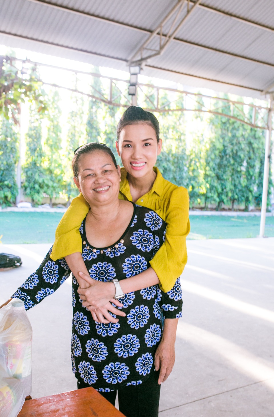 Đạo diễn Dustin Nguyễn cùng bố mẹ vợ trao quà người nghèo - 9 Bebe Phạm và mẹ đẻ.