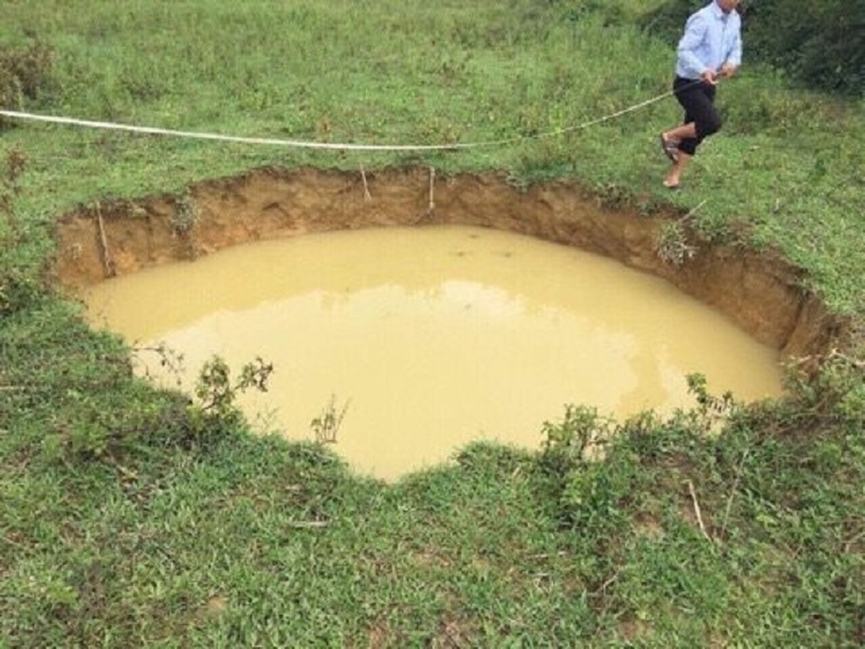 Lập rào chắn ở 8 hố sụt dưới chân đập thủy điện Hố Hô - 1 Một trong những hố sụt tại xã Hương Hóa, huyện Tuyên Hóa