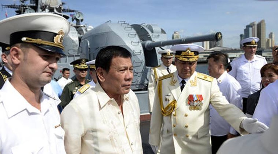 Philippines muốn Nga làm đồng minh và người bảo vệ - 1
Tổng thống Philippines Rodrigo Duterte thăm tàu chiến Nga cập cảng ở Manila. (Ảnh: Getty)