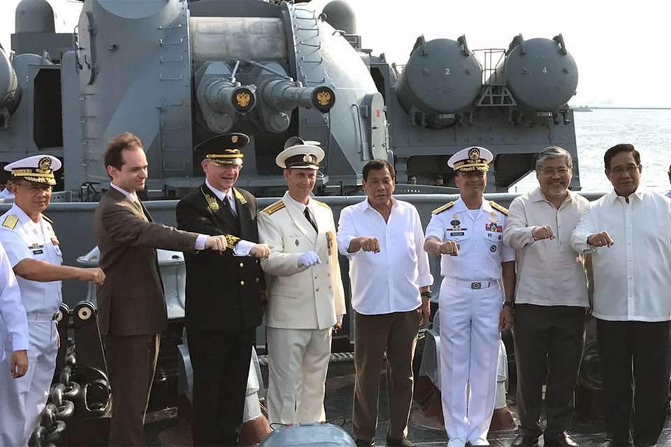 Tổng thống Philippines nói “không sợ” vì có Nga bên cạnh - 1 Tổng thống Philippines Rodrigo Duterte (áo trắng, đứng giữa) tới thăm tàu Varyag của Nga hôm 21/4 (Ảnh: ABS)