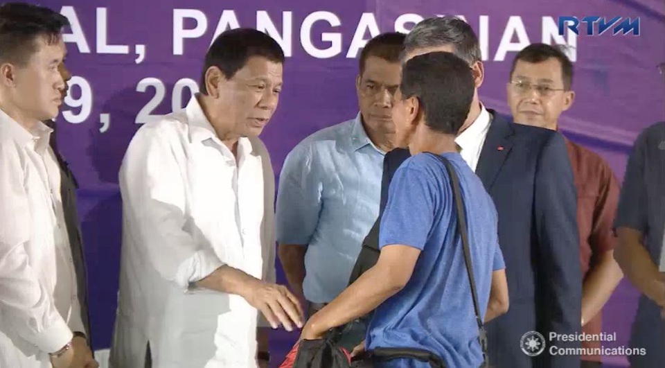 Tổng thống Philippines tiễn 5 ngư dân Việt Nam bị bắt về nước - 1 Tổng thống Philippines Rodrigo Duterte tiễn ngư dân Việt Nam trở về nước ngày 29/11 (Ảnh: ABS-CBN News)