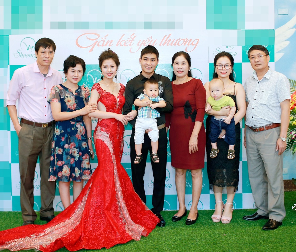Phan Hương “Người phán xử” lần đầu tiết lộ về người chồng luôn giấu kín - 6 Người thân và khách mời chụp ảnh cùng Phan Hương, doanh nhân Hồ Thị Lan Anh.