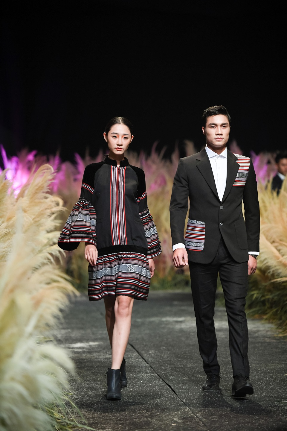 Những đường sọc dọc trên thổ cẩm đã tạo đường nét khỏe mạnh, năng động cho Veston và phom mẫu của veston đã giúp thổ cẩm trở nên sang trọng và hiện đại. Cả trường quay ngỡ ngàng khi nhìn thấy những bộ trang phục của Duy Nguyễn xuất hiện, nhìn những mẫu nam như những quý ông lịch lãm, khỏe mạnh mặc veston dạo chơi giữa thiên nhiên. Đột phá lớn nhất của Duy Nguyễn lần này là anh đã thổi hồn dân tộc vào bộ trang phục mang quy chuẩn quốc tế.