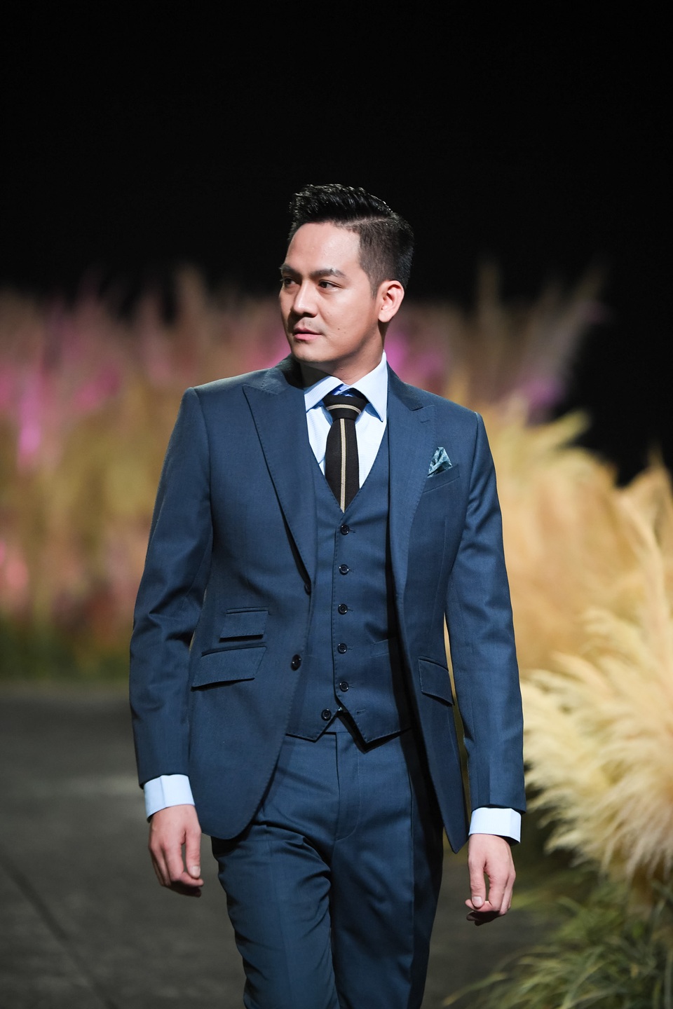 Duy Nguyễn đã trình làng bộ sưu tập veston vô cùng độc đáo, anh đã thể hiện được trình độ cắt may, tạo hình trên trang phục của mình một cách điêu luyện.