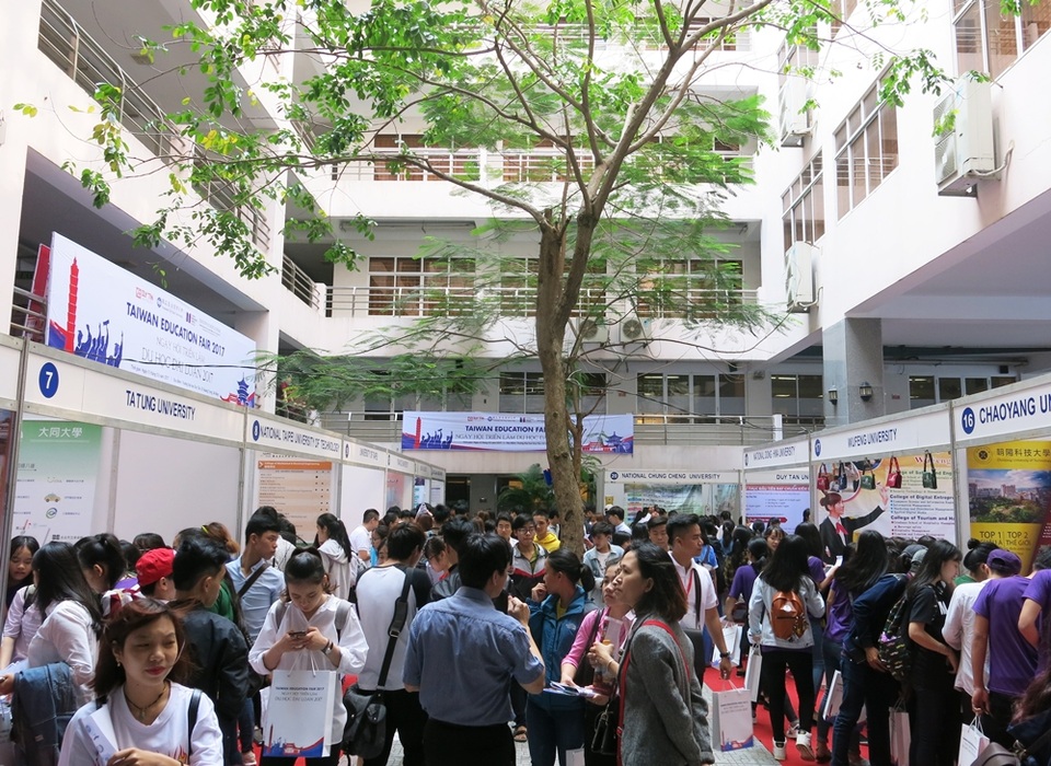 40 trường đại học tham gia Triển lãm Du học Đài Loan tại ĐH Duy Tân - 1
Hàng ngàn học sinh, sinh viên ở Quảng Nam, Đà Nẵng tham dự Triển lãm Du học Đài Loan tổ chức tại ĐH Duy Tân