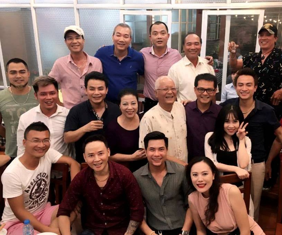Những vai "bị ghét nhất màn ảnh" của nghệ sỹ Duy Thanh - 1 Nụ cười của nghệ sỹ Duy Thanh (đeo kính) trong tấm ảnh kỷ niệm cùng đoàn làm phim.