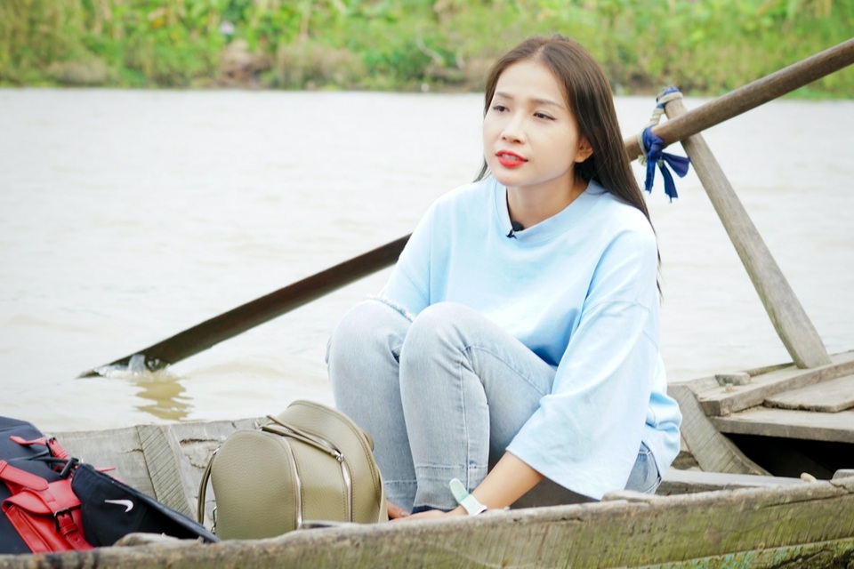 Khả Như rủ Sơn Ngọc Minh cùng “rong chơi” trước Tết - 2 Những chuyến đi - trở về đầy cảm xúc và cực kỳ vui nhộn. Khả Như đang thả hồn mình theo con nước khi lâu lắm cô mới có dịp về quê hương và đi chợ nổi, nơi đã gắn bó với Khả Như từ khi sinh ra cho đến khi trưởng thành.