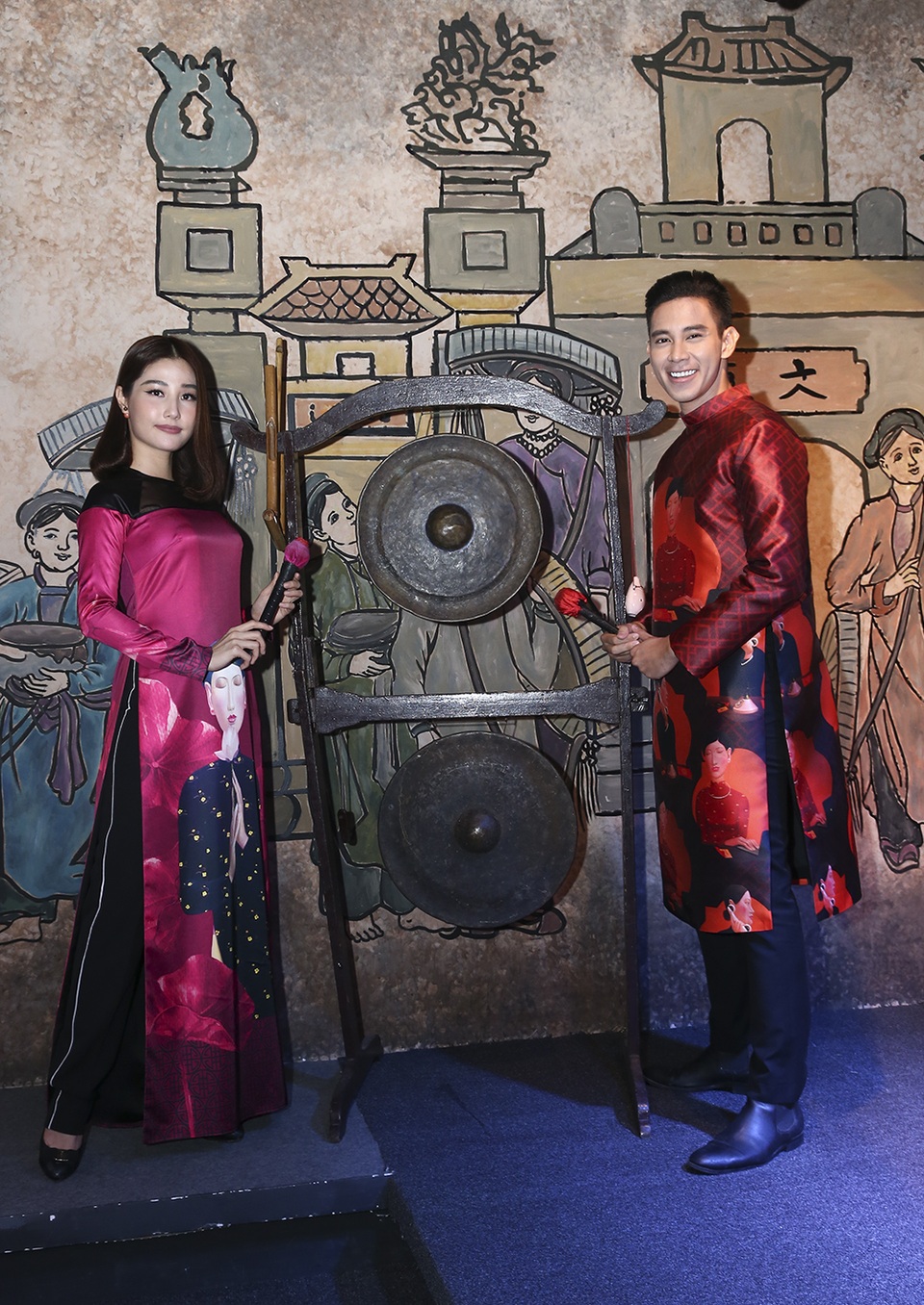 Á hậu Lệ Hằng, Diễm Hương kín đáo với áo dài xưa - 6 Hồ Vĩnh Khoa cũng xuất hiện với tà áo dài cùng tông đỏ, họa tiết tương đồng với người đẹp Diễm My