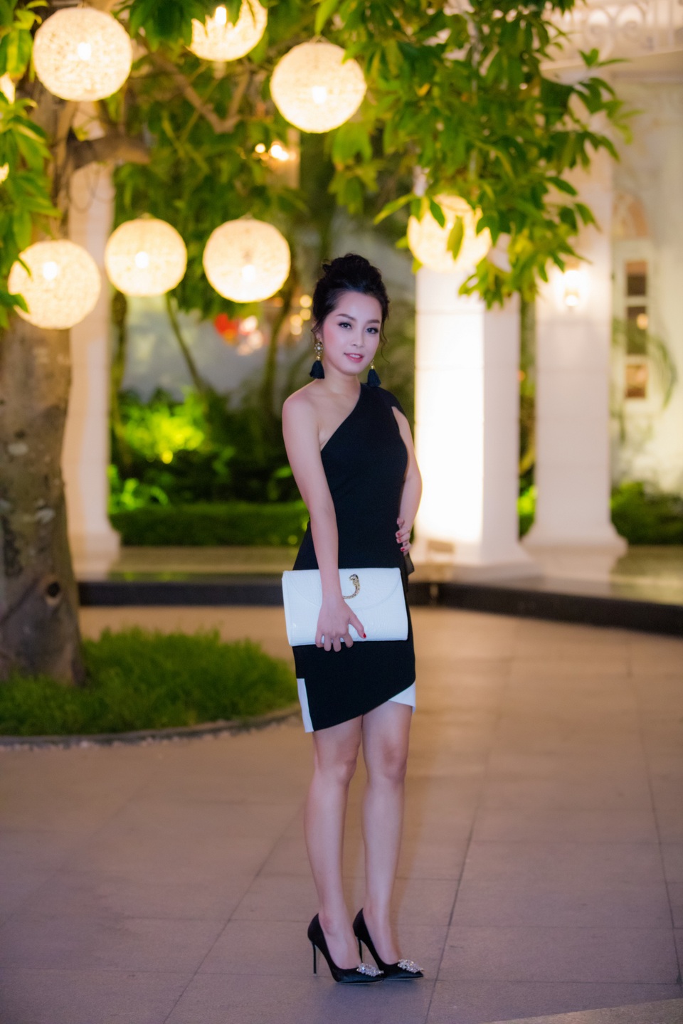 Minh Hương Nhật ký Vàng Anh cũng khoe dáng thon gọn trong một chiếc đầm bó sát, khoe vai trần.