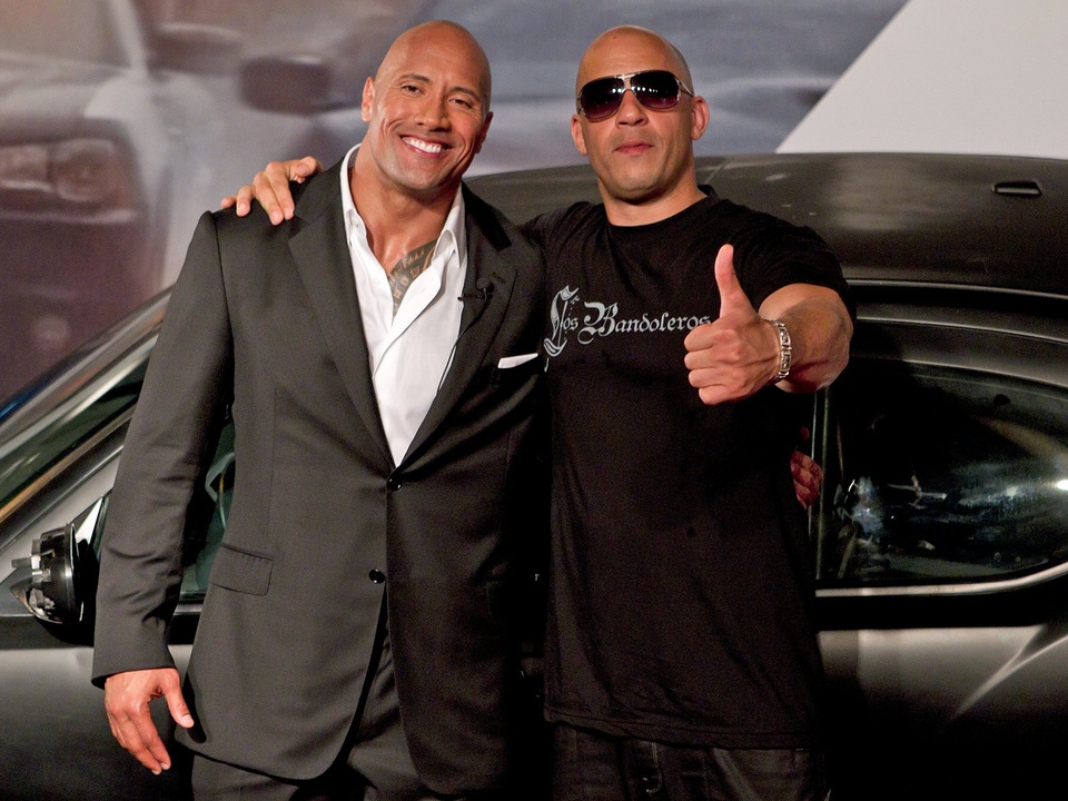 
Hình ảnh thân thiết giữa Vin Diesel và Dwayne The Rock Johnson dường như sẽ không còn. Cựu đô vật 44 tuổi Dwayne The Rock Johnson từng nói Hãy tôn trọng mọi người, thời gian và giá trị của họ khi họ bước chân vào bộ phim hay công ty. Thực ra với bất kỳ team nào hay gia đình thì đều có xung đột. Gia đình sẽ có sự khác biệt về quan điểm và niềm tin cốt lõi cơ bản. Đối với tôi, xung đột có thể là một điều tốt, khi nó được giải quyết theo sau. Tôi đã lớn lên trong cuộc xung đột lành mạnh và chào đón nó. Xung đột cũng có thể giúp chúng ta sẽ trở nên tốt hơn.
