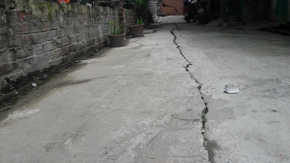 Dự án Opal Garden bị tạm dừng thi công vì "thanh sắt to cắm xuyên nhà dân" - 3 Đường nứt