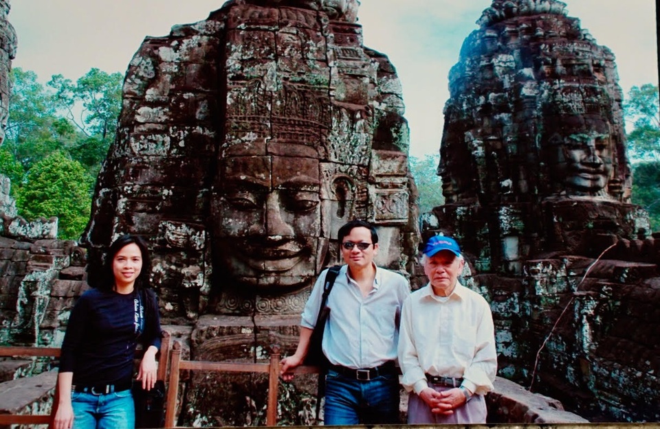 Bố chồng tôi - 1
Ảnh chụp ông Đinh Xuân Lâm tại Ankor Wat năm 2010 cùng con trai Đinh Xuân Thọ và con dâu - Bs. Đặng Phương Lan