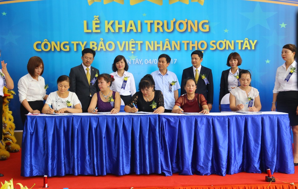 Bảo Việt Nhân thọ khai trương thêm 5 công ty thành viên - 1
Những khách hàng đầu tiên của Bảo Việt Nhân thọ Sơn Tây ký kết hợp đồng bảo hiểm nhân thọ.