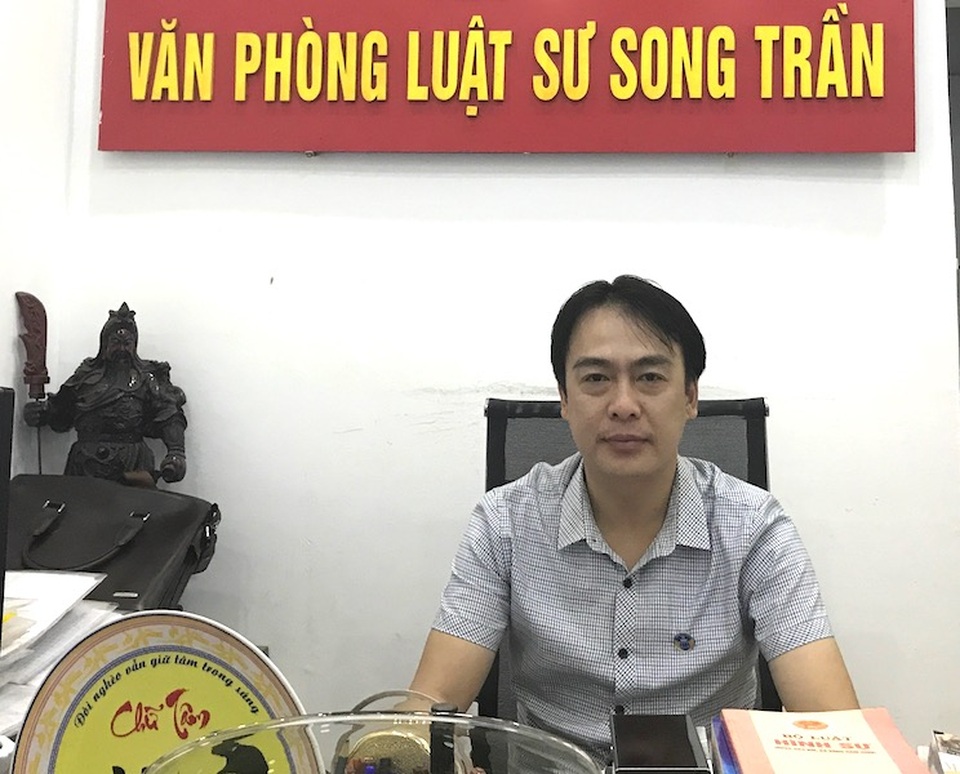 Hai cụ già cay đắng kiện giám đốc BHXH tỉnh Bắc Giang ra tòa, luật sư nói gì? - 5
Luật sư Trần Văn Hùng - Trưởng văn phòng luật sư Song Trần (Đoàn luật sư TP Hà Nội) cho rằng: BHXH đã ban hành hàng loạt văn bản trái luật làm 2 cụ già khốn khổ là một câu chuyện rất đáng buồn.