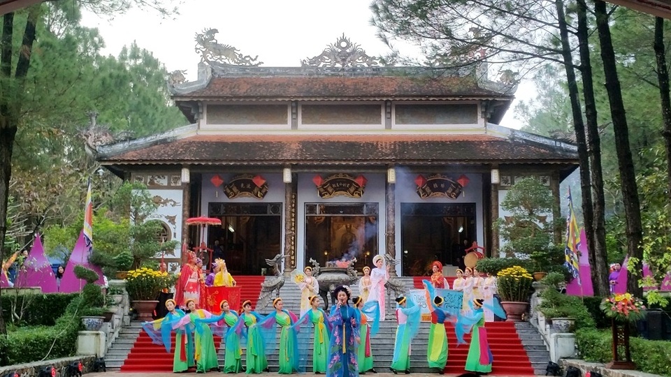 Huế: Hàng vạn người háo hức về khai hội đền Huyền Trân - 1