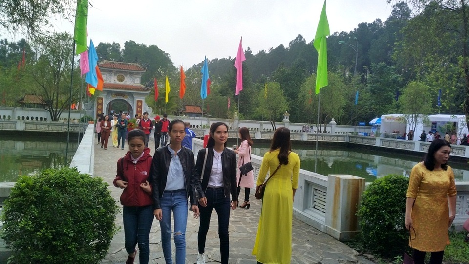 Hàng vạn du khách đã đổ về Trung tâm Văn hóa Huyền Trân để dự hội từ rất sớm