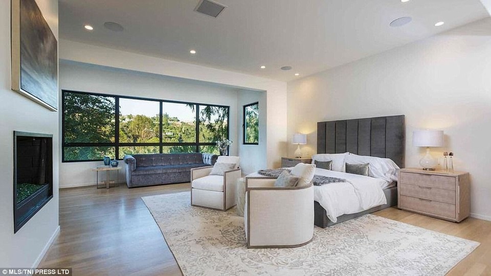 Ngắm dinh thự xa hoa của sao phim "Những bà nội trợ kiểu Mỹ" - 3 
Nhà mới của Eva Longoria gồm 8 phòng ngủ, 10 phòng tắm