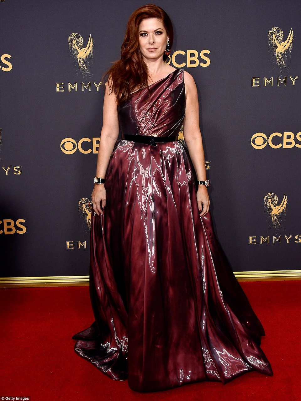 Những bộ cánh siêu xấu trên thảm đỏ lễ trao giải Emmy - 4
Debra Messing bị chê trang phục kém sang
