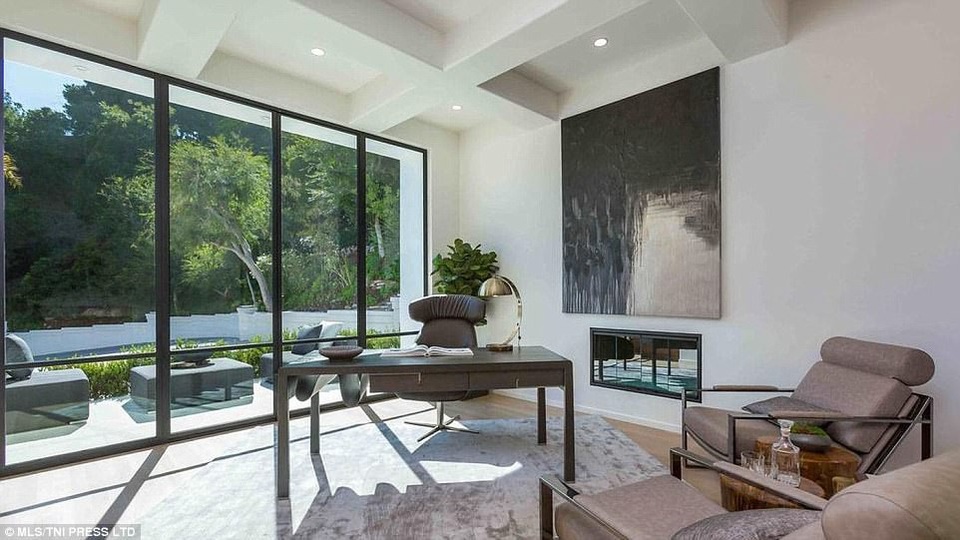 Ngắm dinh thự xa hoa của sao phim "Những bà nội trợ kiểu Mỹ" - 5 
Eva Longoria luôn hết lời ca ngợi người chồng thứ 3 của mình