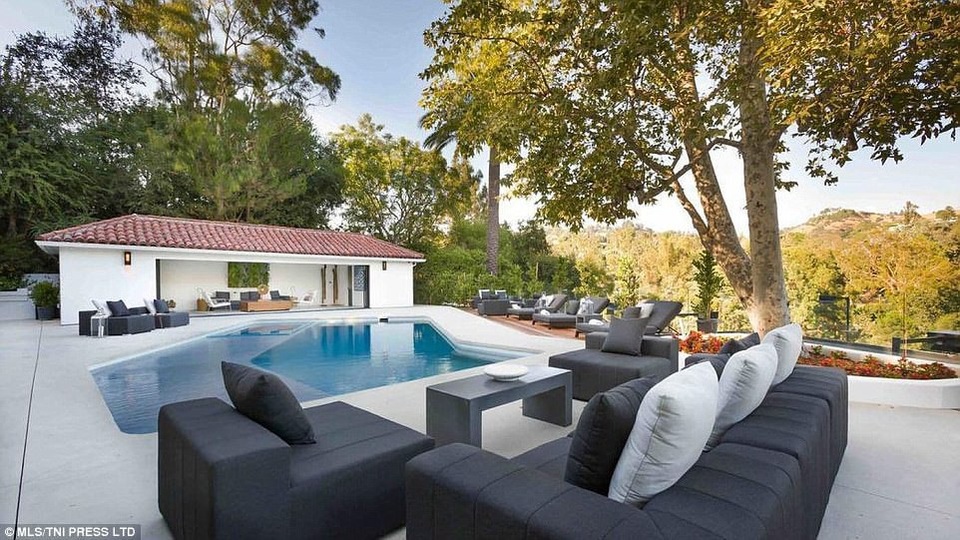 Ngắm dinh thự xa hoa của sao phim "Những bà nội trợ kiểu Mỹ" - 6 
Cô tự hào vì có người chồng hoàn toàn tự tin khi sánh cùng người vợ quá nổi tiếng