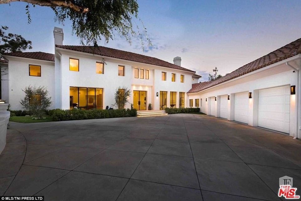 Ngắm dinh thự xa hoa của sao phim "Những bà nội trợ kiểu Mỹ" - 9 Ngắm dinh thự xa hoa của sao phim "Những bà nội trợ kiểu Mỹ" - 9