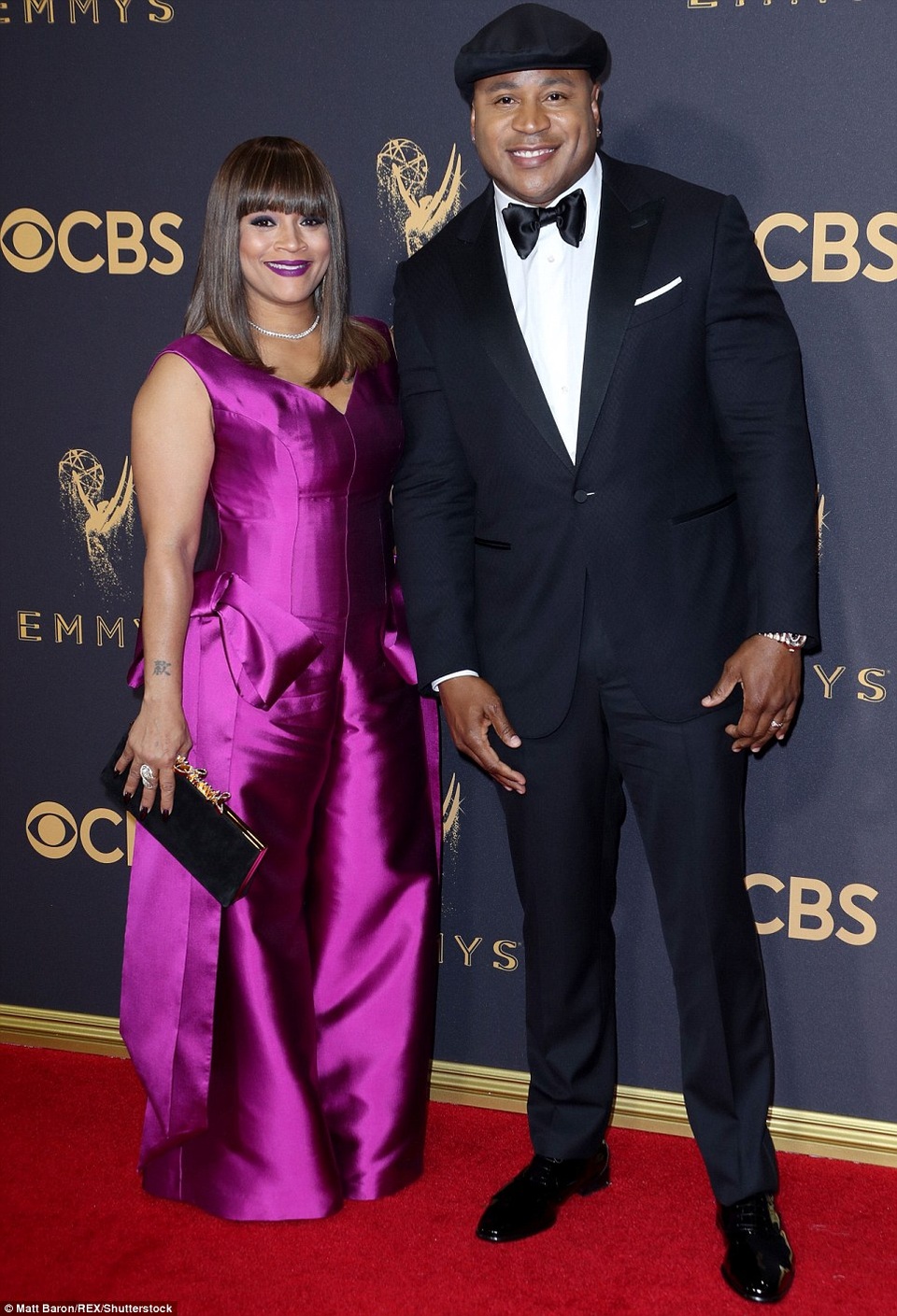 Những bộ cánh siêu xấu trên thảm đỏ lễ trao giải Emmy - 11
Simone Smith diện bộ váy tím thảm họa