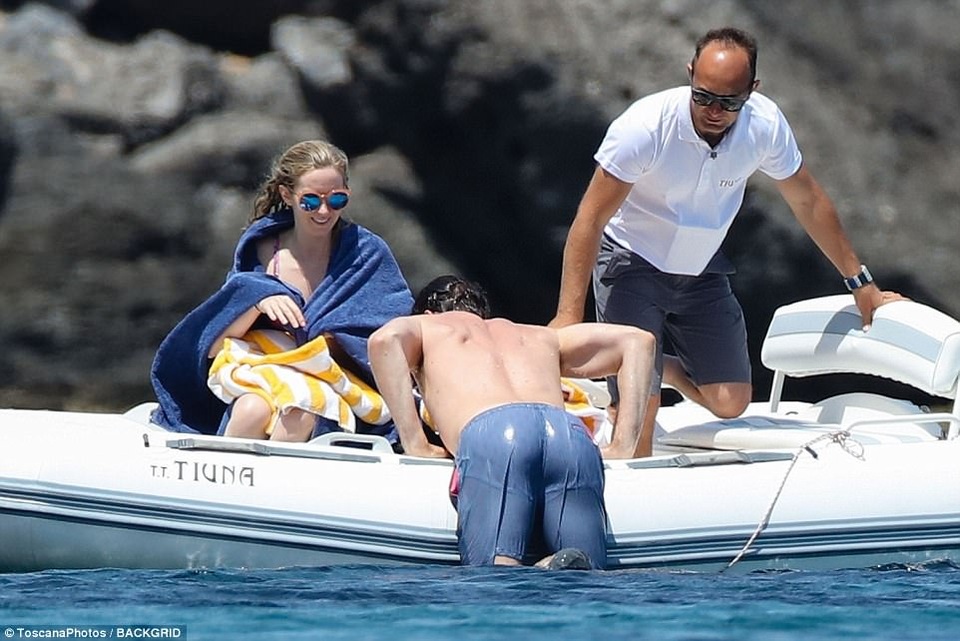Emily Blunt hạnh phúc trong kỳ nghỉ cùng chồng - 5
Anh nói: Chẳng biết có ai gặp Emily Blunt mà không mong được làm chồng cô ấy hay không.