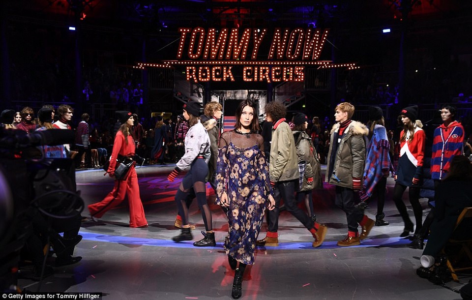 Dàn người đẹp nổi bật trong tuần lễ thời trang London - 5
Bella Hadid - em gái Gigi quyến rũ trên sàn catwalk
