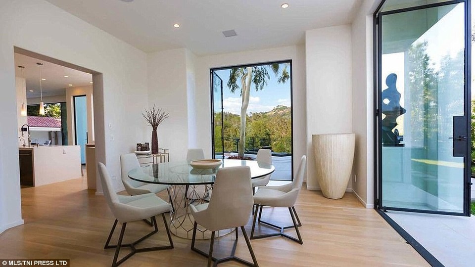 Ngắm dinh thự xa hoa của sao phim "Những bà nội trợ kiểu Mỹ" - 12 Ngắm dinh thự xa hoa của sao phim "Những bà nội trợ kiểu Mỹ" - 12