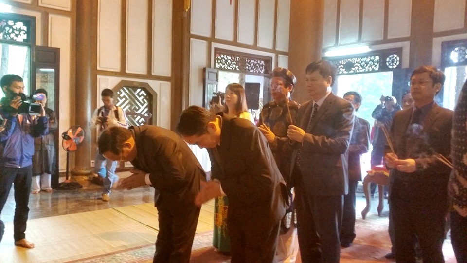 Sau phần khai hội, các vị lãnh đạo đã vào trong đền dâng hương để tưởng nhớ Công chúa Huyền Trân