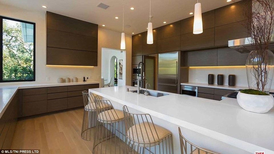 Ngắm dinh thự xa hoa của sao phim "Những bà nội trợ kiểu Mỹ" - 13 Ngắm dinh thự xa hoa của sao phim "Những bà nội trợ kiểu Mỹ" - 13