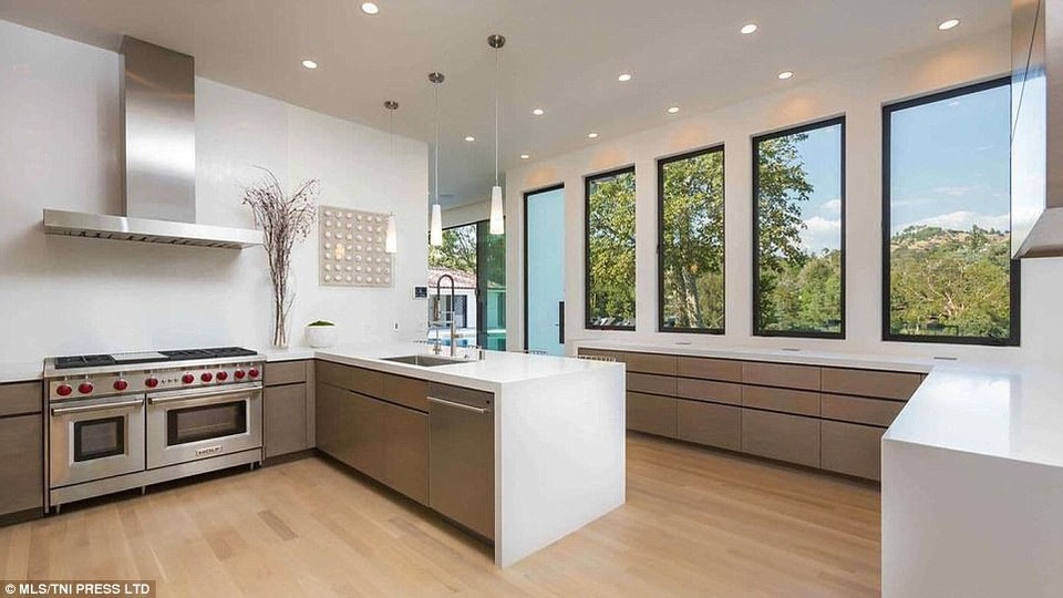 Ngắm dinh thự xa hoa của sao phim "Những bà nội trợ kiểu Mỹ" - 14 Ngắm dinh thự xa hoa của sao phim "Những bà nội trợ kiểu Mỹ" - 14