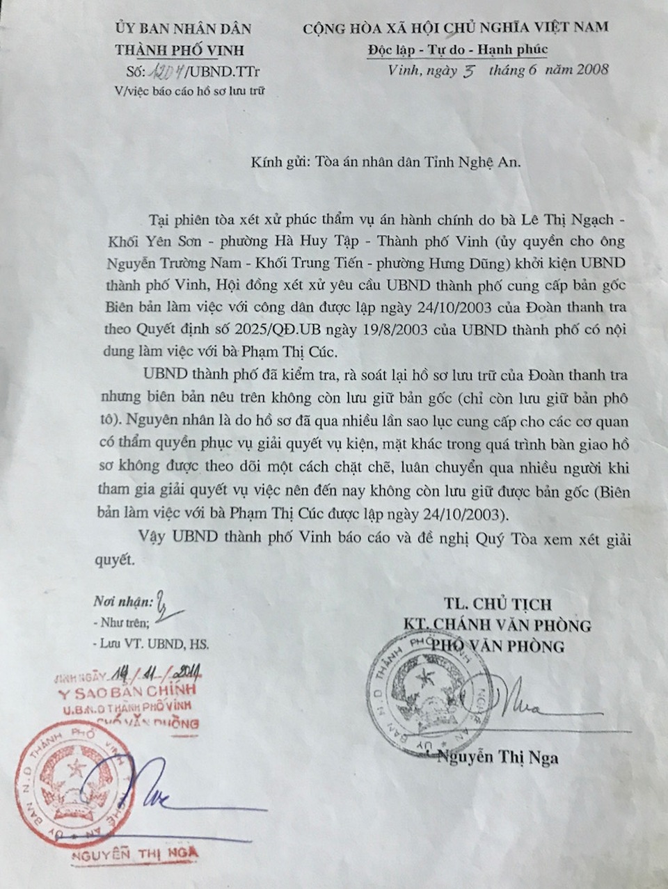 Hơn 13 năm, 10 phiên tòa mòn mỏi đi đòi một mảnh đất: Có bỏ lọt “tội phạm”? - 16 Tại phiên toà phúc thẩm, HĐXX yêu cầu UBND TP Vinh cung cấp bản gốc biên bản làm việc với công dân được lập ngày 24/10/2003. Tuy nhiên, tại phiên toà này UBND TP Vinh báo cáo không lưu giữ được.
