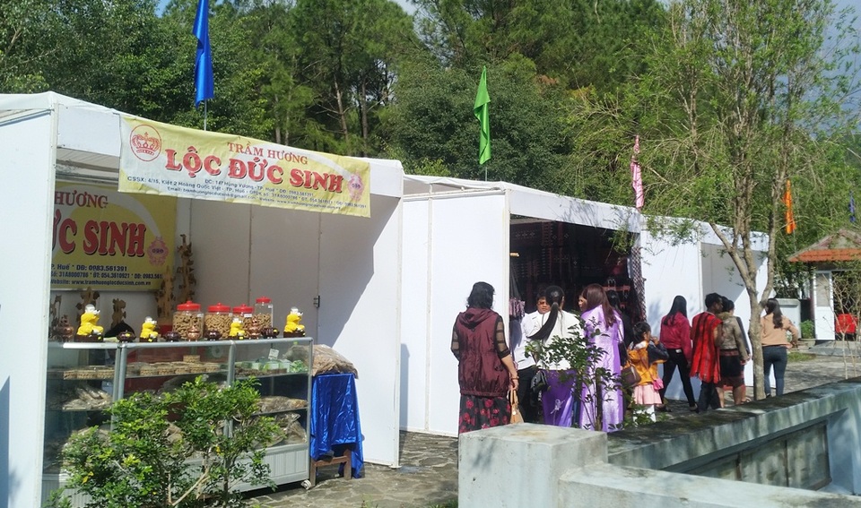 Ngoài ra, còn có các gian hàng trưng bày các sản phẩm như dệt Zèng, trầm hương,…