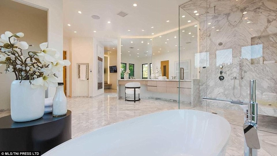 Ngắm dinh thự xa hoa của sao phim "Những bà nội trợ kiểu Mỹ" - 16 Ngắm dinh thự xa hoa của sao phim "Những bà nội trợ kiểu Mỹ" - 16