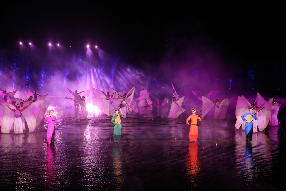 Những tinh hoa của vùng Đồng bằng Bắc Bộ được biến hoá ảo diệu với nghệ thuật trình diễn và âm nhạc cùng ánh sáng.