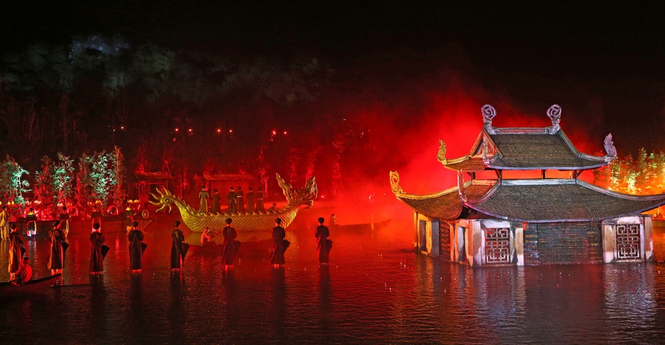 Các nghệ sĩ là những người nông dân thực thụ không quản thời tiết giá lạnh để hết mình với từng màn biểu diễn.