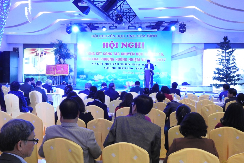 Hòa Bình: Tổng kết công tác khuyến học, khuyến tài, phương hướng nhiệm vụ năm 2017 - 1
Quang cảnh hội nghị.