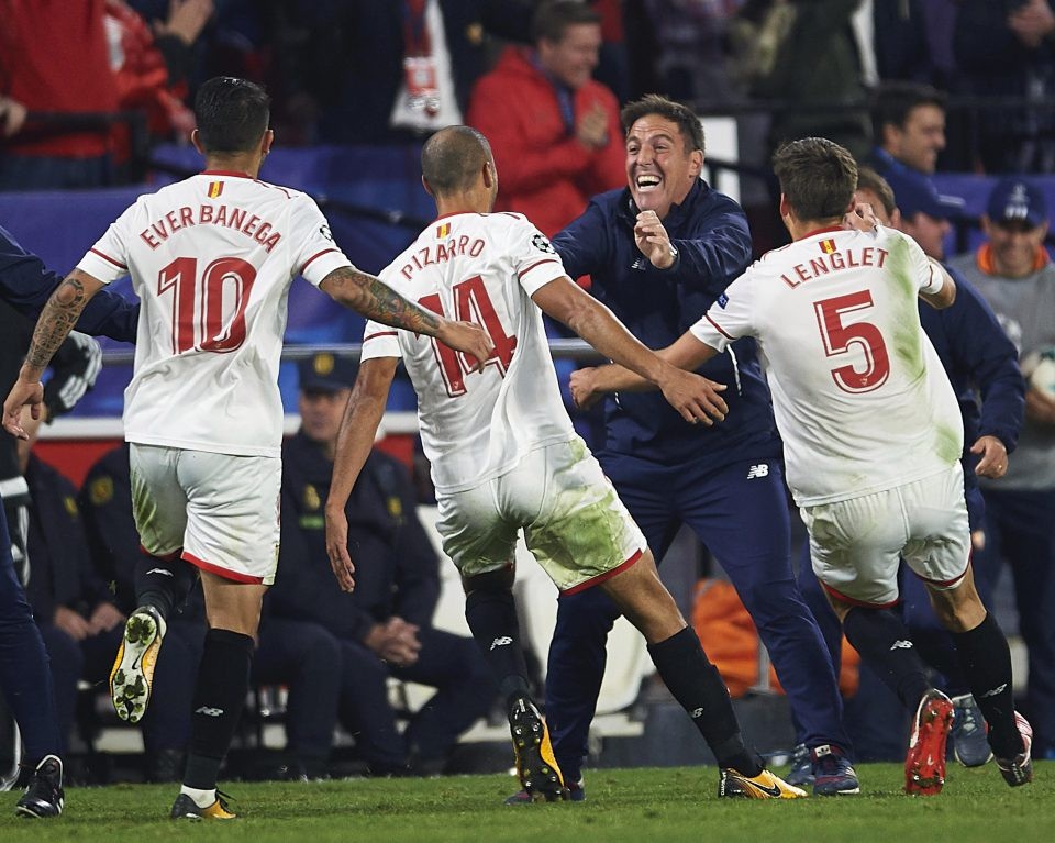 HLV Sevilla báo tin bị ung thư trước thềm trận chiến với Liverpool - 1 Các học trò chạy tới ăn mừng cùng HLV Eduardo Berizzo sau khi ghi bàn vào lưới Liverpool