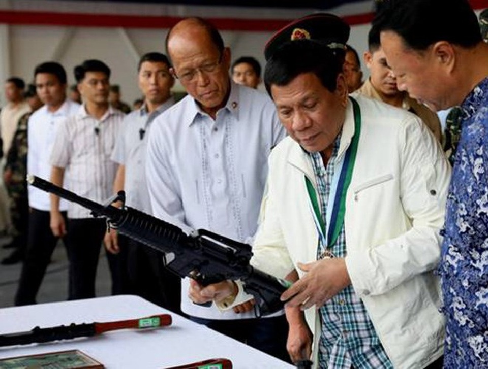 Trung Quốc bị nghi tặng súng kém chất lượng cho Philippines - 4
Khi nhận được lô vũ khí, ông Duterte cảm thán “có bạn tốt như Trung Quốc thật tuyệt”