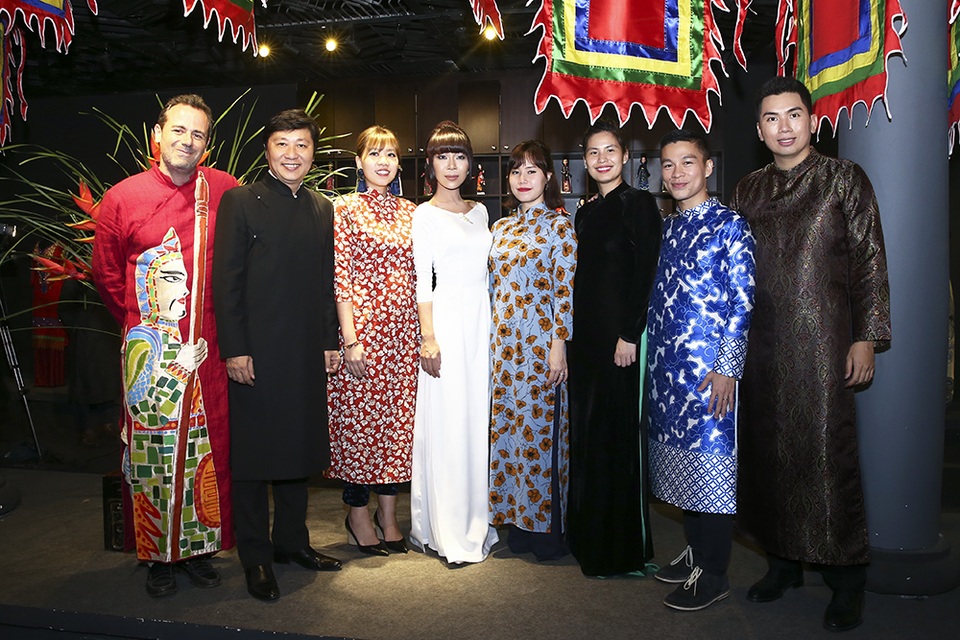 Á hậu Lệ Hằng, Diễm Hương kín đáo với áo dài xưa - 16 Những nhà thiết kế áo dài nổi tiếng xuất hiện trong chương trình