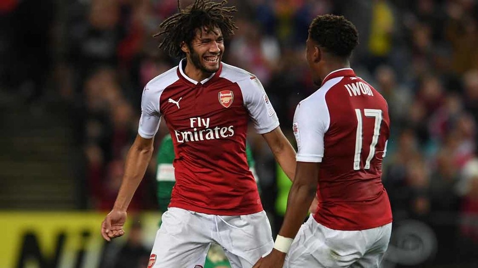 Giroud “nổ súng”, Arsenal toàn thắng trên đất Australia - 1
Elneny (trái) ăn mừng sau khi ghi bàn cho Arsenal