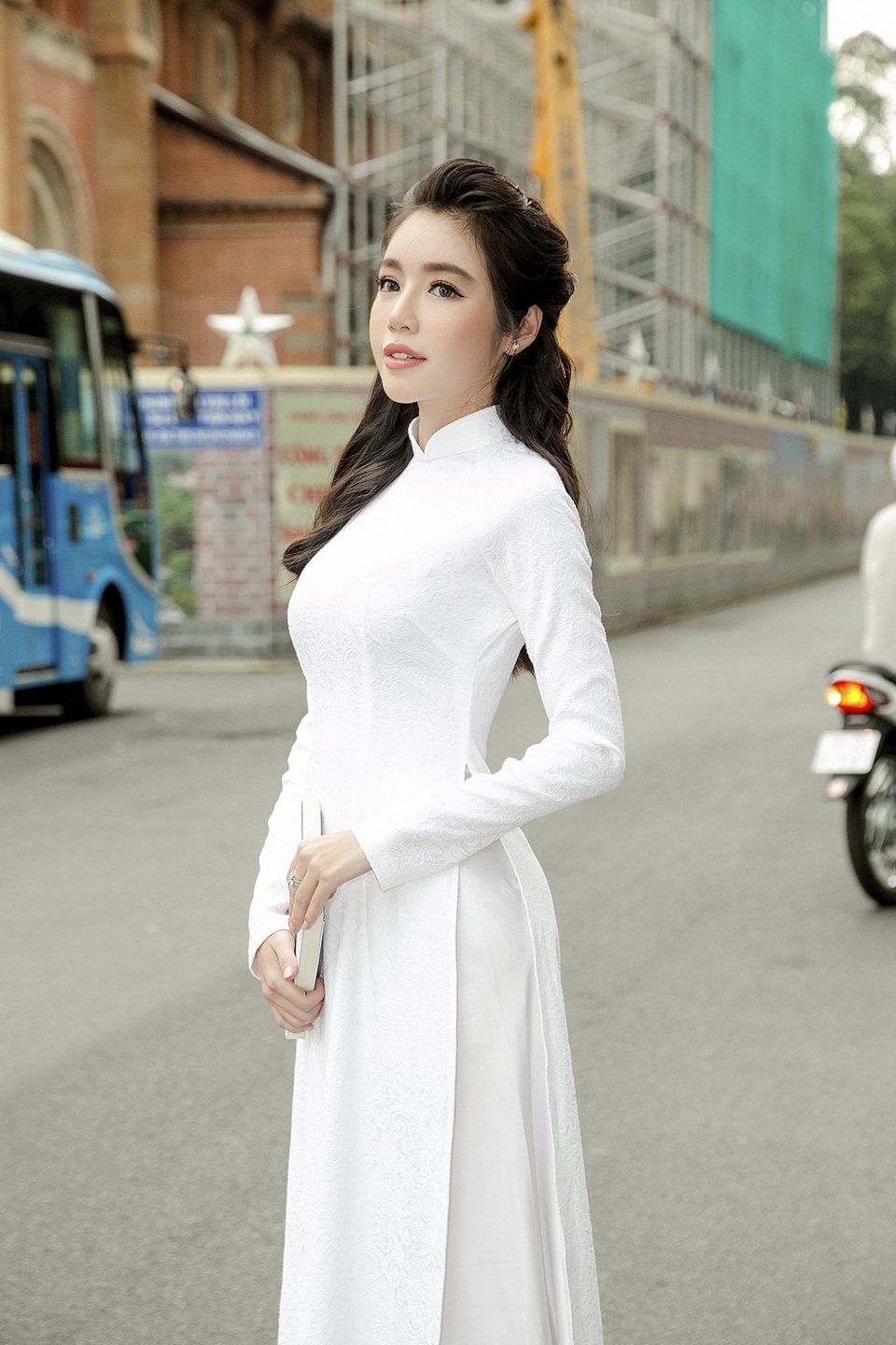 Elly Trần cũng tâm sự, cô thích ăn mặc gợi cảm nhưng sẽ không bao giờ chụp hình nude. Đó là nguyên tắc cô tự đặt ra cho bản thân mình. Rồi sau này, Elly Trần còn lấn sân sang làm diễn viên, cô tham gia cả phim truyền hình và điện ảnh.