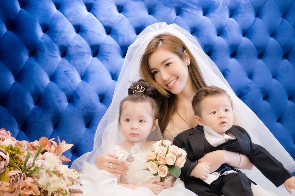 Elly Trần: "Các con là món quà quý giá nhất ngày 8/3" - 5 Elly Trần: "Các con là món quà quý giá nhất ngày 8/3" - 5