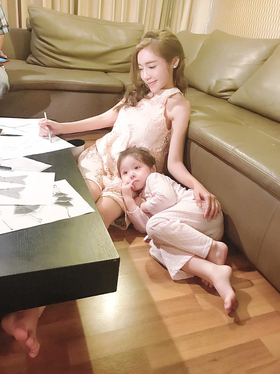 Thích mê vườn rau ban công của người đẹp nóng bỏng nhất nhì showbiz Việt - 15 Sàn nhà lát gỗ.