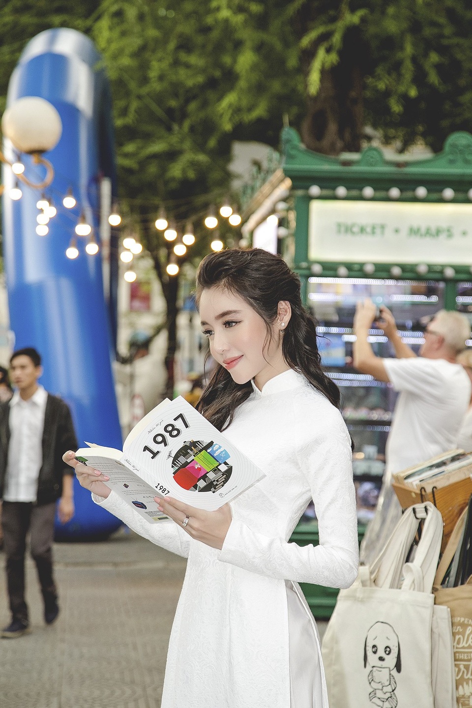 Ở thời điểm vừa kết thúc năm 2 đại học, Elly Trần đã nghỉ học và lấn sân showbiz. Quyết định này của cô gặp phải sự phản đối gay gắt từ gia đình nhưng Elly Trần vẫn cố gắng nỗ lực không ngừng nghỉ, gắn bó nhiều năm sau đó và gặt hái được không ít giải thưởng. Thời kỳ này, công việc bán thời gian giúp các cô gái 87 như tôi và các lứa tuổi lân cận rủng rỉnh tiền nong chính là làm PG quảng bá sản phẩm, cô viết trong tự truyện.